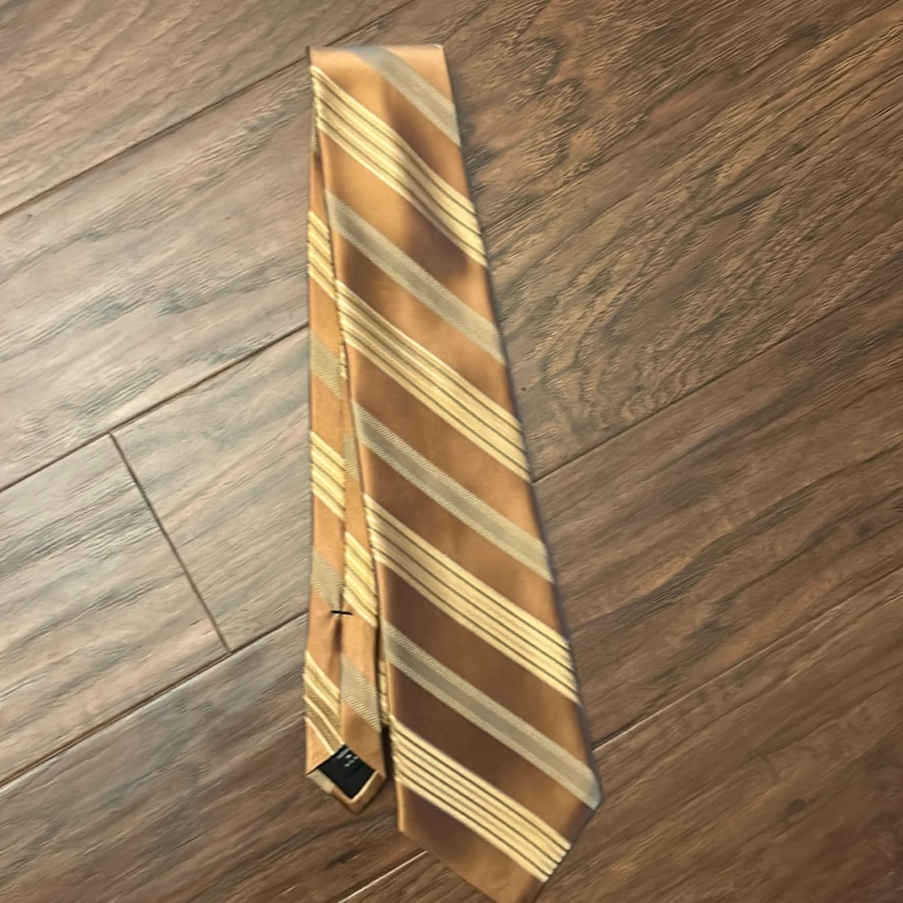 Gold stripe tie
Murano
